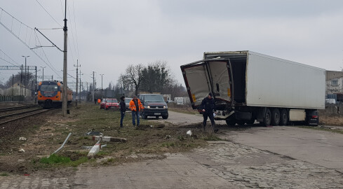 Zderzenie pociągu osobowego z ciężarówką w Pile - grafika