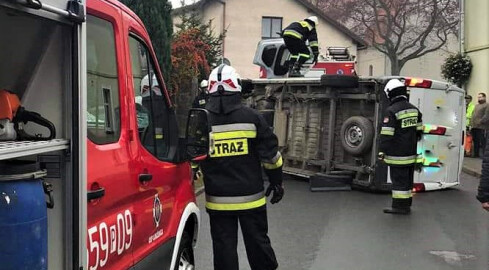 Najechał na krawężnik i przewrócił busa. Miał 3 promile  - grafika