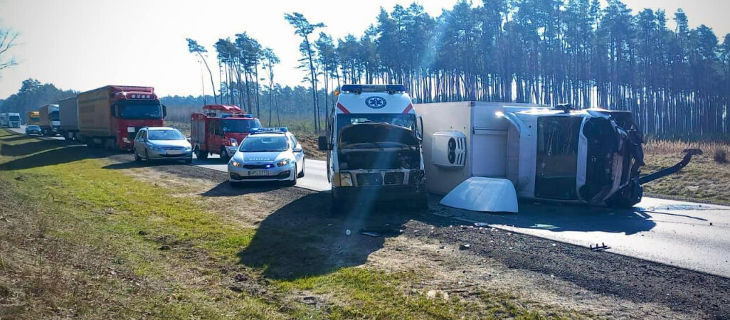 Wypadek karetki i dwóch busów. DK 10 jest już przejezdna 