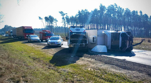 Wypadek karetki i dwóch busów. DK 10 jest już przejezdna  - grafika