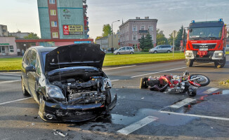 Zderzenie trzech pojazdów przy rondzie Solidarności w Pile. Ranny motocyklista