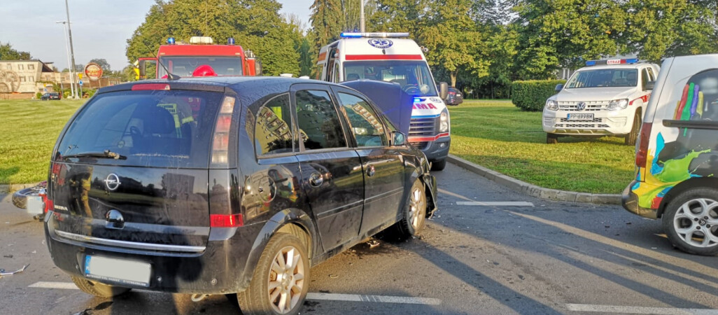 Zderzenie trzech pojazdów przy rondzie Solidarności w Pile. Ranny motocyklista