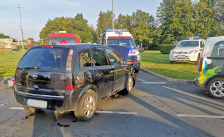 Zderzenie trzech pojazdów przy rondzie Solidarności w Pile. Ranny motocyklista