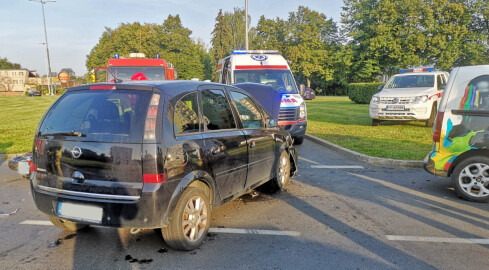 Zderzenie trzech pojazdów przy rondzie Solidarności w Pile. Ranny mo - grafika