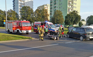 Zderzenie trzech pojazdów przy rondzie Solidarności w Pile. Ranny motocyklista