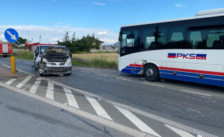 Wypadek busa, PKS-u i ciężarówki. Ranna rodzina z dwójką dzieci 