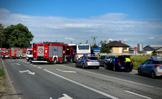 Wypadek busa, PKS-u i ciężarówki. Ranna rodzina z dwójką dzieci 