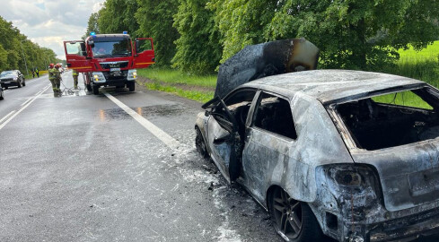 Audi A3 spłonęło doszczętnie na DK11  - grafika