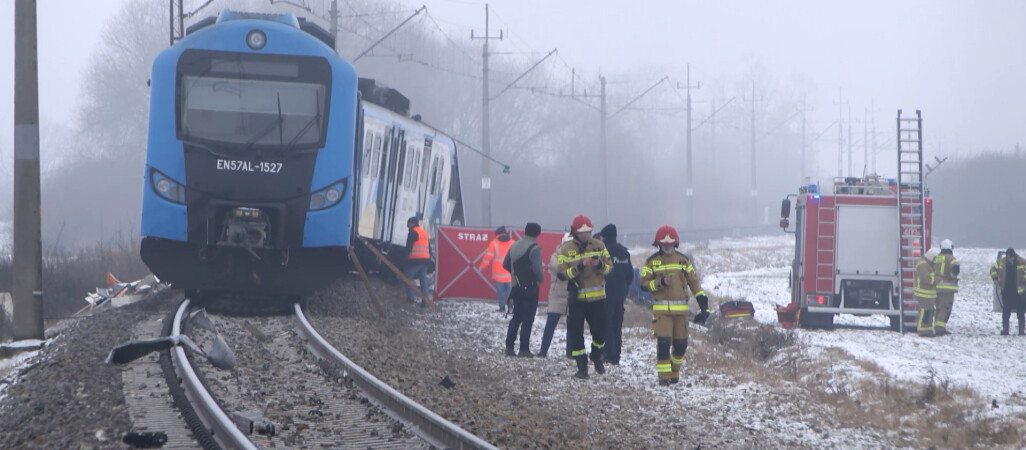 Rozpoczął się proces kierowcy. 25-latek doprowadził do katastrofy kolejowej 