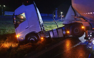 19-letni kierowca zginął na DK11. Dwoje pasażerów w szpitalu 