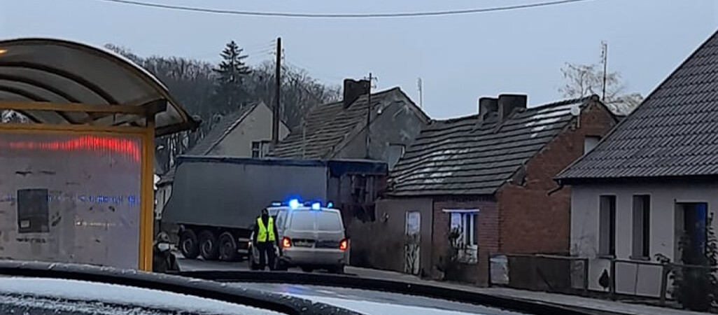 Czteroosobowa rodzina bez dachu nad głową. W dom wjechał TIR 