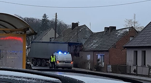 Czteroosobowa rodzina bez dachu nad głową. W dom wjechał TIR  - grafika