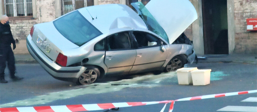 Passat wjechał na zaparkowane daewoo - ZDJĘCIA 