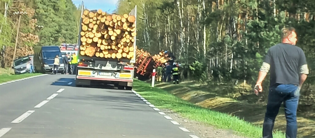 3 busy, 2 osobówki i ciężarówka zderzyły się na trasie Piła - Złotów 