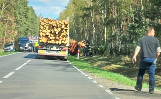 3 busy, 2 osobówki i ciężarówka zderzyły się na trasie Piła - Złotów 