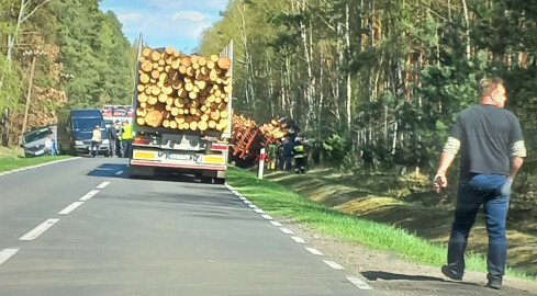 3 busy, 2 osobówki i ciężarówka zderzyły się na trasie Piła - Z - grafika