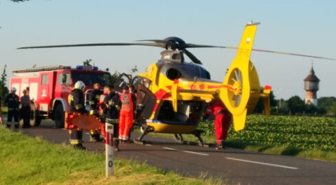 Motocyklista zderzył się z ciężarówką. Jest w stanie ciężkim  - grafika