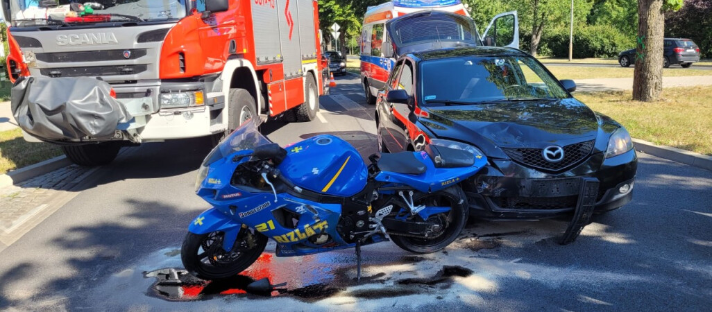 Motocyklista przepuszczał pieszego na przejściu. Wjechała w niego mazda 