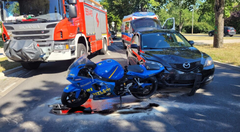 Motocyklista przepuszczał pieszego na przejściu. Wjechała w niego m - grafika