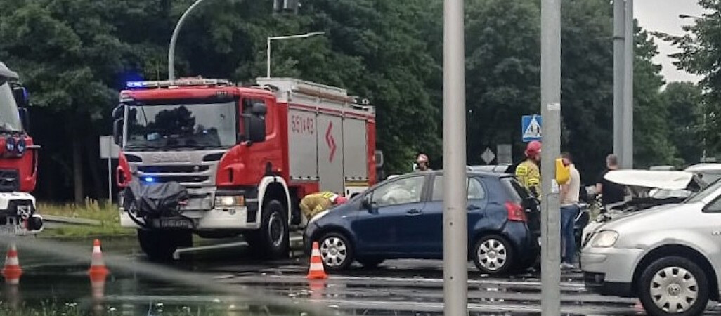 Trzy samochody zderzyły się na Niepodległości w Pile 