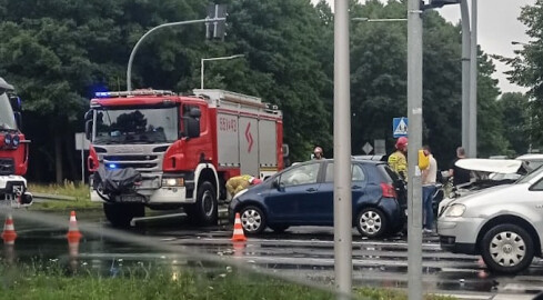 Trzy samochody zderzyły się na Niepodległości w Pile  - grafika