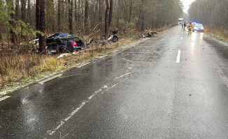 Śmiertelny wypadek pod Piłą. Dwoje dzieci w szpitalu, kierowca nie żyje 