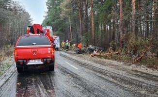 Śmiertelny wypadek pod Piłą. Dwoje dzieci w szpitalu, kierowca nie żyje 