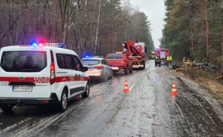 Śmiertelny wypadek pod Piłą. Dwoje dzieci w szpitalu, kierowca nie żyje 