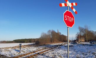 Wypadek na przejeździe kolejowym. Kierowca zmarł 