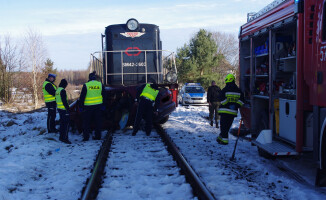 Wypadek na przejeździe kolejowym. Kierowca zmarł 