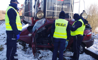 Wypadek na przejeździe kolejowym. Kierowca zmarł 