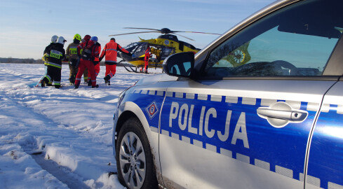 Wypadek na przejeździe kolejowym. Kierowca zmarł  - grafika