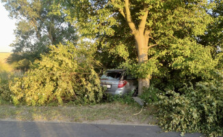 Wjechał w drzewo i uciekł wraz z pasażerką. Mieli powody 