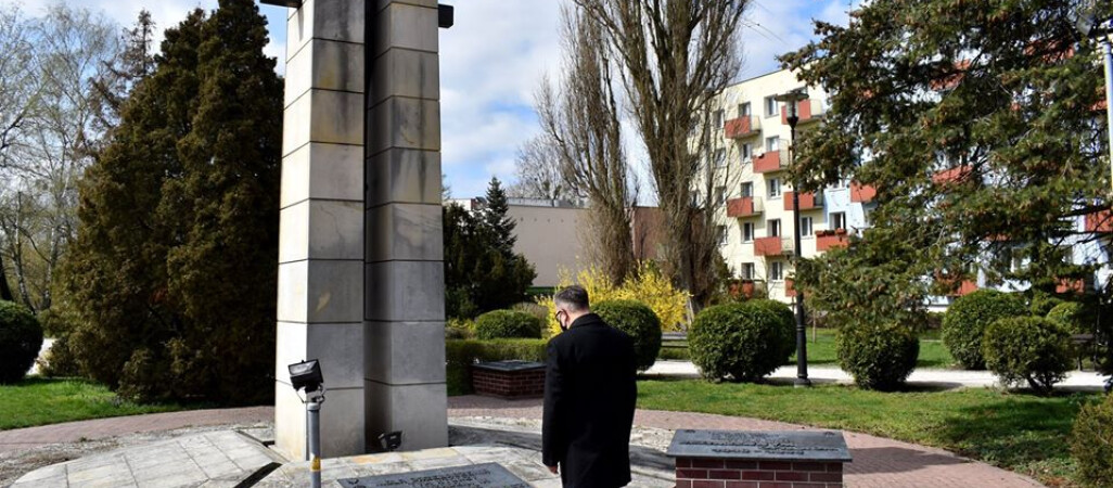 Prezydent samotnie pod pomnikiem ofiar stalinizmu 