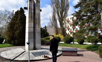 Prezydent samotnie pod pomnikiem ofiar stalinizmu 