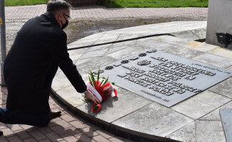 Prezydent samotnie pod pomnikiem ofiar stalinizmu 