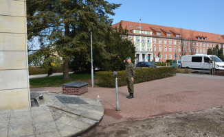 Prezydent samotnie pod pomnikiem ofiar stalinizmu 