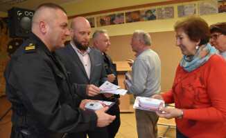 Seniorzy otrzymali 20 czujników tlenku węgla 